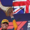 Ландо Норрис получает трофей Чемпионата мира Формулы 1 на церемонии FIA