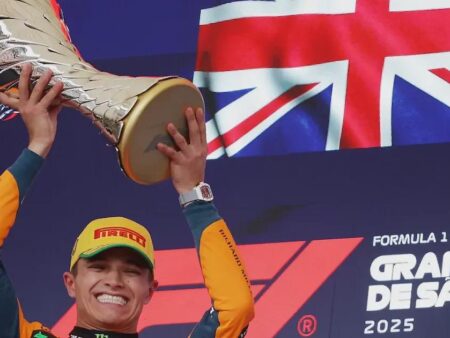 Ландо Норрис получает трофей Чемпионата мира Формулы 1 на церемонии FIA