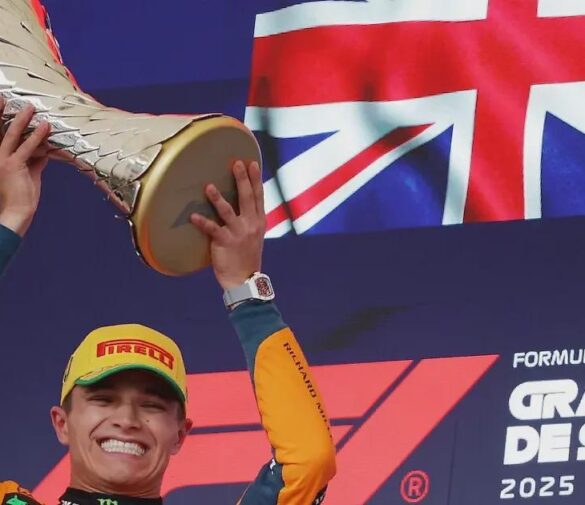 Ландо Норрис получает трофей Чемпионата мира Формулы 1 на церемонии FIA